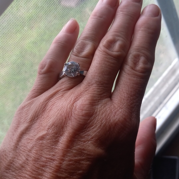 Silver round stone ring size 8 or 8 1/2 - Picture 3 of 5